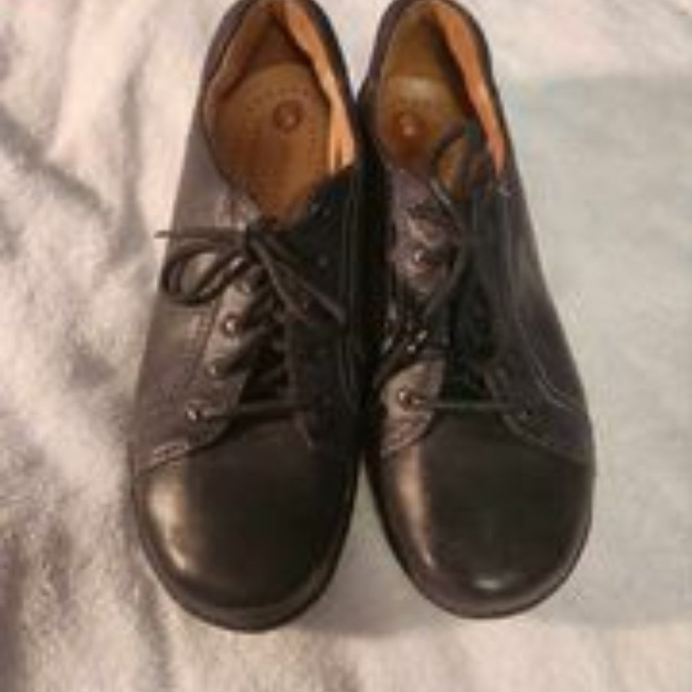 Women's Size 8.5 Clarks Unstructured Black Lace-Up Shoes